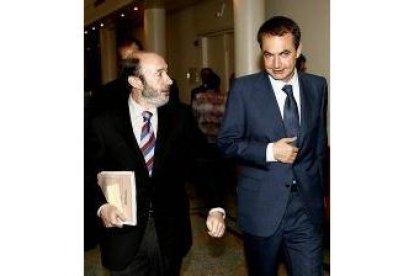 La Cartera de Interior, siempre clave en un Ejecutivo, tenía que ocuparla alguien cercano al presidente. Hombre de gran experiencia dentro de las filas socialistas, Alfredo Pérez Rubalcaba es uno de los herederos de los Gobiernos socialistas de Felipe González. En esta época dirigió los ministerios de Educación (1992-1993) y Presidencia (1993-1996), mientras que Zapatero confió en él para coordinar la Estratefia electoral del PSOE. Desde abril de 2006 es Ministro de Interior, ocupando un papel clave en la lucha contra el terrorismo.  Autor: