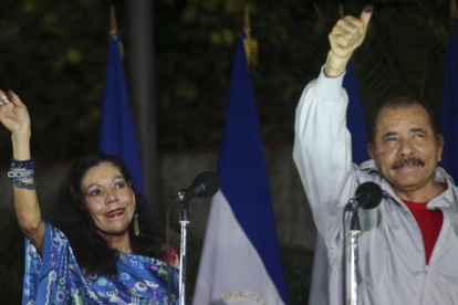 Rosario Murillo y Daniel Ortega tras votar el domingo en Managua.
