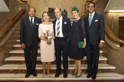 La pareja recién casada con la familia real libia. FERNANDO OTERO
