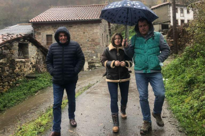 Fidentino Reyero, Ester Muñoz y Antonio Mendoza, ayer por Sajambre. DL