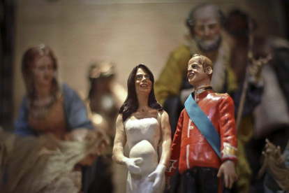 Figuritas de Belén que representan a Catalina de Cambridge encinta junto al príncipe Guillermo.