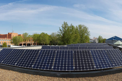 Placas solares instaladas en el techo de la escuela, en el Campus de Vegazana. DL