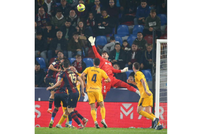 La Deportiva salió viva del Ciutat de València en el partido de la primera vuelta. LUIS DE LA MATA