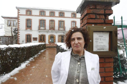 María Belén lleva quince años dirigiendo su farmacia de Puente Almuhey. La edad media de sus clientes es de 75 años.