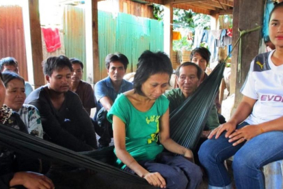 La "mujer de la jungla", Rochom P,ngieng, junto con el hombre vietnamita que dice ser su padre.