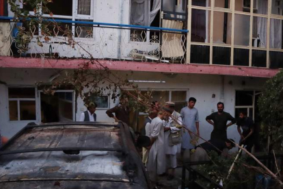 El coche atacado por el dron en el que EE UU asegura que iba un terrorista suicida cargado de explosivos hacia el aeropuerto de Kabul. STRINGER