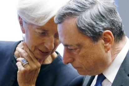 La directora gerente del FMI, Christine Lagarde, habla con el presidente del BCE, Mario Draghi, este jueves en Luxemburgo.