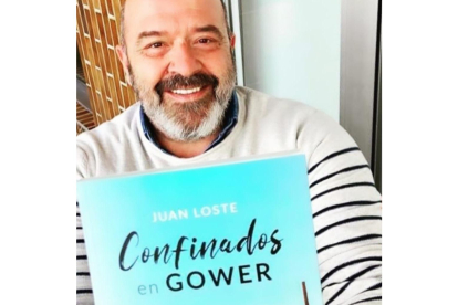 Juan Loste posa con su primera novela. DL