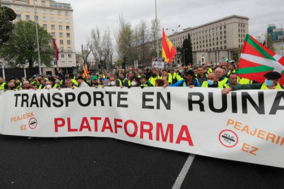 La plataforma de transportistas de mercancías que convocó el paro del sector se manifiesta en Madrid para que el Gobierno "visualice a las miles de familias" que representa el colectivo. FERNANDO ALVARADO
