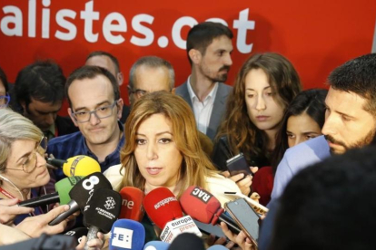Susana Díaz atiende a los medios de comunicación en la sede del PSC, este jueves.