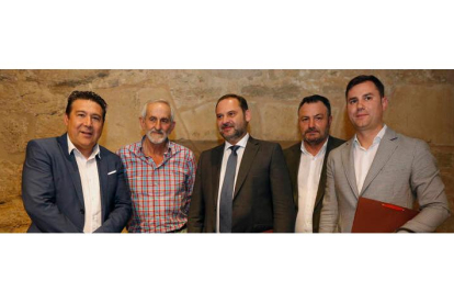 Firma del acuerdo PSOE - UPL en Diputación. F. OTERO PERANDONES