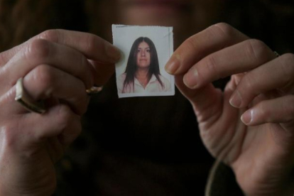 La hermana de Sheila muestra una imagen de la joven tras el crimen, en 2004. JESÚS F. SALVADORES