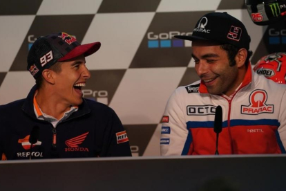 Marc Márquez bromea con el italiano Danilo Petrucci en la conferencia de prensa de hoy en Sachsenring (Alemania).