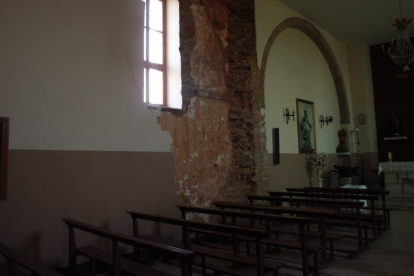 Parte de los muros interiores de la iglesia se han caído sin que hasta la fecha se haya intervenido