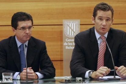Jaume Matas e Iñaki Urdangarin, durante una conferencia de prensa en Palma en octubre del 2005.