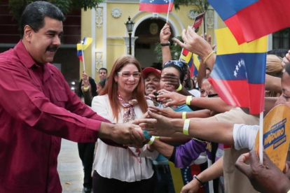 Maduro y su esposa, Cilia Flores, saludan a sus seguidores en un acto en Caracas, el 25 de enero.