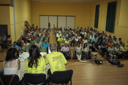 Asamblea de los afectados por las preferentes celebrada en Laguna de Negrillos .