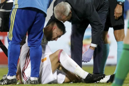 Sergio Ramos cae lesionado en el partido de España en Albania.