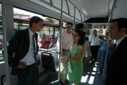 Natalia Rodríguez y Javier Chamorro visitaron el interior del autobús