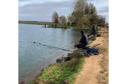 Los aficionados a la pesca pueden seguir disfrutando en el lago. DL