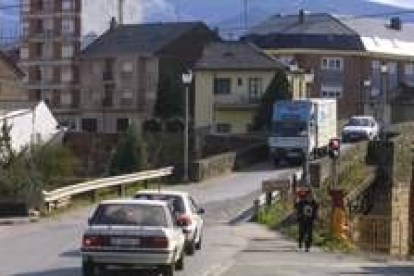 El puente sobre el río Boeza en Ponferrada es un nudo para el tráfico y un riesgo para los peatones