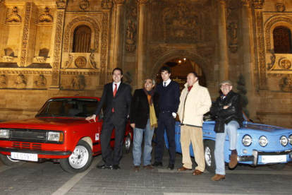 Los creadores del libro delante del Hostal de San Marcos.