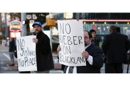 Vecinos del barrio de Buckhead, protestan contra la posible mudanza de Justin Bieber al barrio de Buckhead, en Atlanta, Georgia.