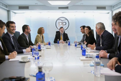 Mariano Rajoy, junto al equipo de dirección del PP, este lunes.
