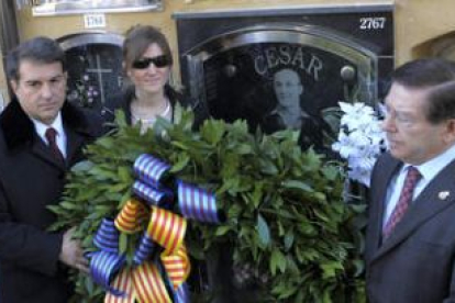 Laporta, la nieta de César y Domingo Cueto depositaron una corona de flores en la tumba del mítico j