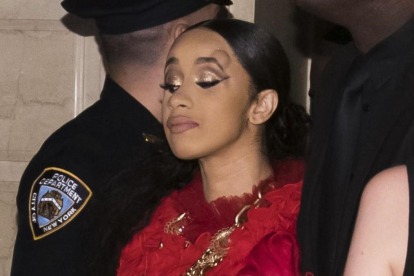 La rapera Cardi B abandona la fiesta de la revista Harper’s Bazaar, este viernes, con un chichón sobre su ceja izquierda, tras lanzarle un zapato a su compañera de profesión Nicki Minaj