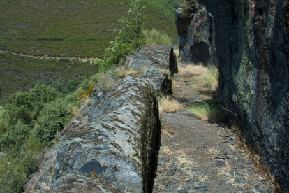 Detalle de un tramo de uno de los canales romanos en Llamas de Cabrera. DL