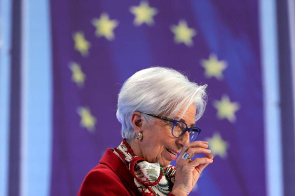 Christine Lagarde ayer, tras la reunión de urgencia del BCE en Fráncfort. FRIEDEMANN VOGEL