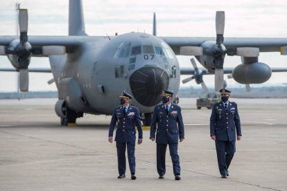 El Jemad y altos cargos pasan revista ayer ante un Hércules C-130 en su jubilación. JAVIER CEBOLLADA