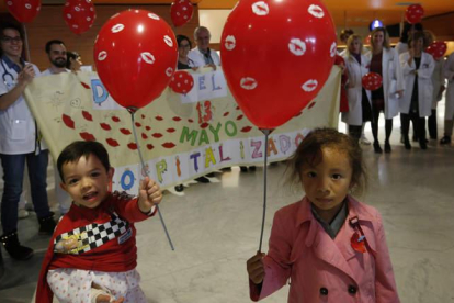 Personal sanitario, familias y niños participan en el lanzamiento de besos en el Hospital de León. JESÚS F. SALVADORES