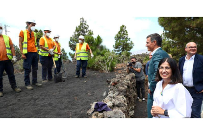 Pedro Sánchez y la ministra de Sanidad, Carolina Darias, ayer, durante su visita a las obras de la nueva carretera de La palma. FERNANDO CALVO
