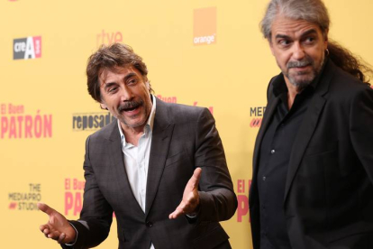 El director Fernando León de Aranoa (d), acompañado por el actor protagonista Javier Bardem, posa durante el estreno de su última película "El buen patrón" KIKO HUESCA