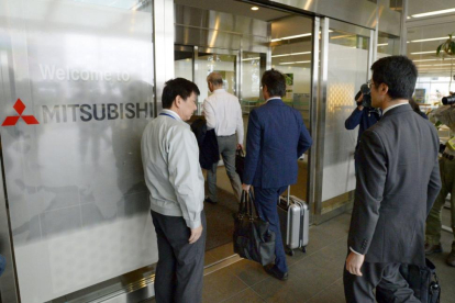 Funcionarios del ministerio de Transportes acceden a las oficionas de Mitsubishi Motors, este jueves, en Okazaki.