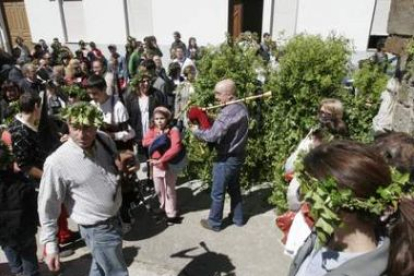 El mes de mayo toma aspecto humano en Villafranca del Bierzo para recibir a la primavera