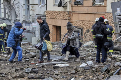 Los vecinos evacuan un edificio dañado con misiles en Kharkiv, al noreste de Ucrania. SERGEY KOZLOV