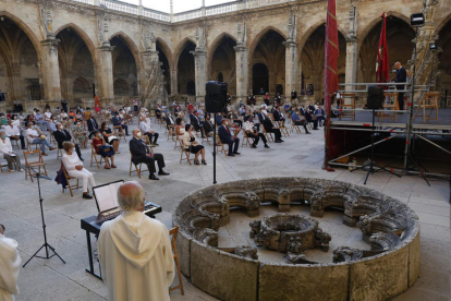 El claustro de la Catedral recupera este viernes la lectura del Fuero de León. FERNANDO OTERO