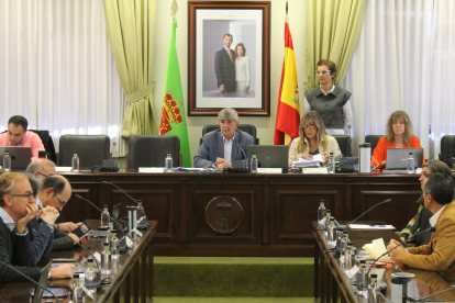 El rector de la Universdidad de León preside el Consejo de Gobierno de la institución académica. ULE