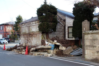 Una calle colapsada en Soma, Fukushima, tras el terremoto. EFE/EPA/JIJI PRESS JAPAN OUT
