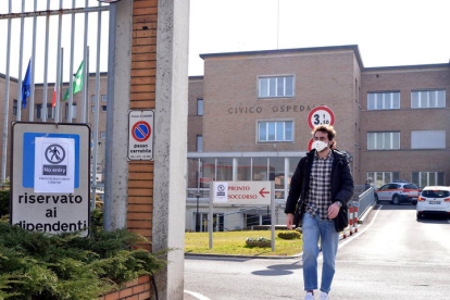 Un hombre con la mascarilla camina a la entrada del Hospital de Codogno (Lodi). MAURIZIO MAULE