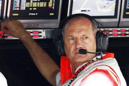 Ron Dennis, jefe y copropietario de McLaren, durante un gran premio