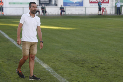 Chuchi Jorqués buscará su primera victoria oficial con el Atlético Astorga. FERNANDO OTERO