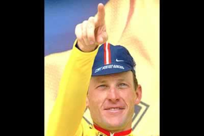 El corredor estadounidense del equipo US Postal <b>Lance Armstrong</b> hace un gesto hacia el público tras enfundarse el jersey amarillo de líder tras ganar la decimoquinta etapa del Tour de Francia