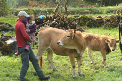 Uno de los ganaderos que ha apostado por la ganadería de montaña en Valseco, con su hija en brazos. L. DE LA MATA