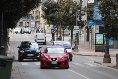 Tráfico en la avenida de La Puebla. Aún se desconoce si será zona de bajas emisiones. L. DE LA MATA