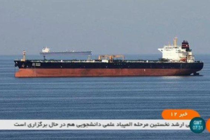 Los dos petroleros involucrados en un incidente en el golfo de Omán, en una imagen de la televisión estatal iraní.