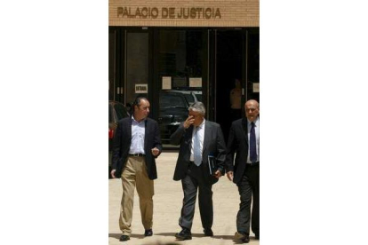 Ripoll, acompañado de sus abogados, sale de los juzgados.